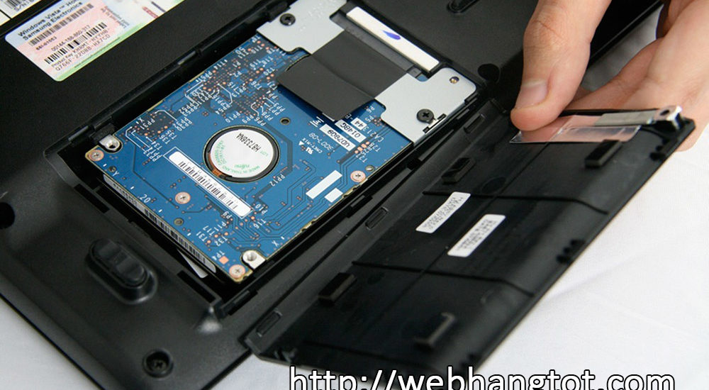 Hướng dẫn cách thay ổ cứng SSD cho laptop tại nhà